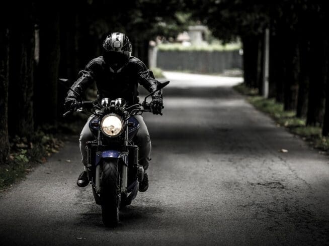 mężczyzna na motocyklu, ubezpieczenia motocyklowe