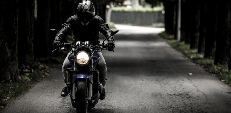 mężczyzna na motocyklu, ubezpieczenia motocyklowe